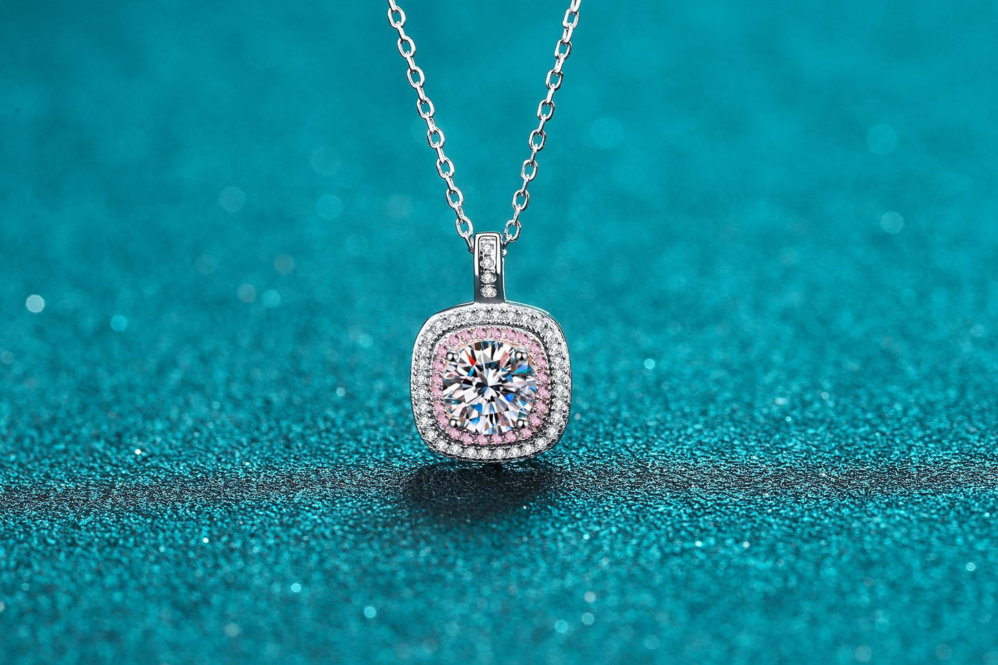 قلادة من حجر الموزانيت بحواف مربعة دقيقة