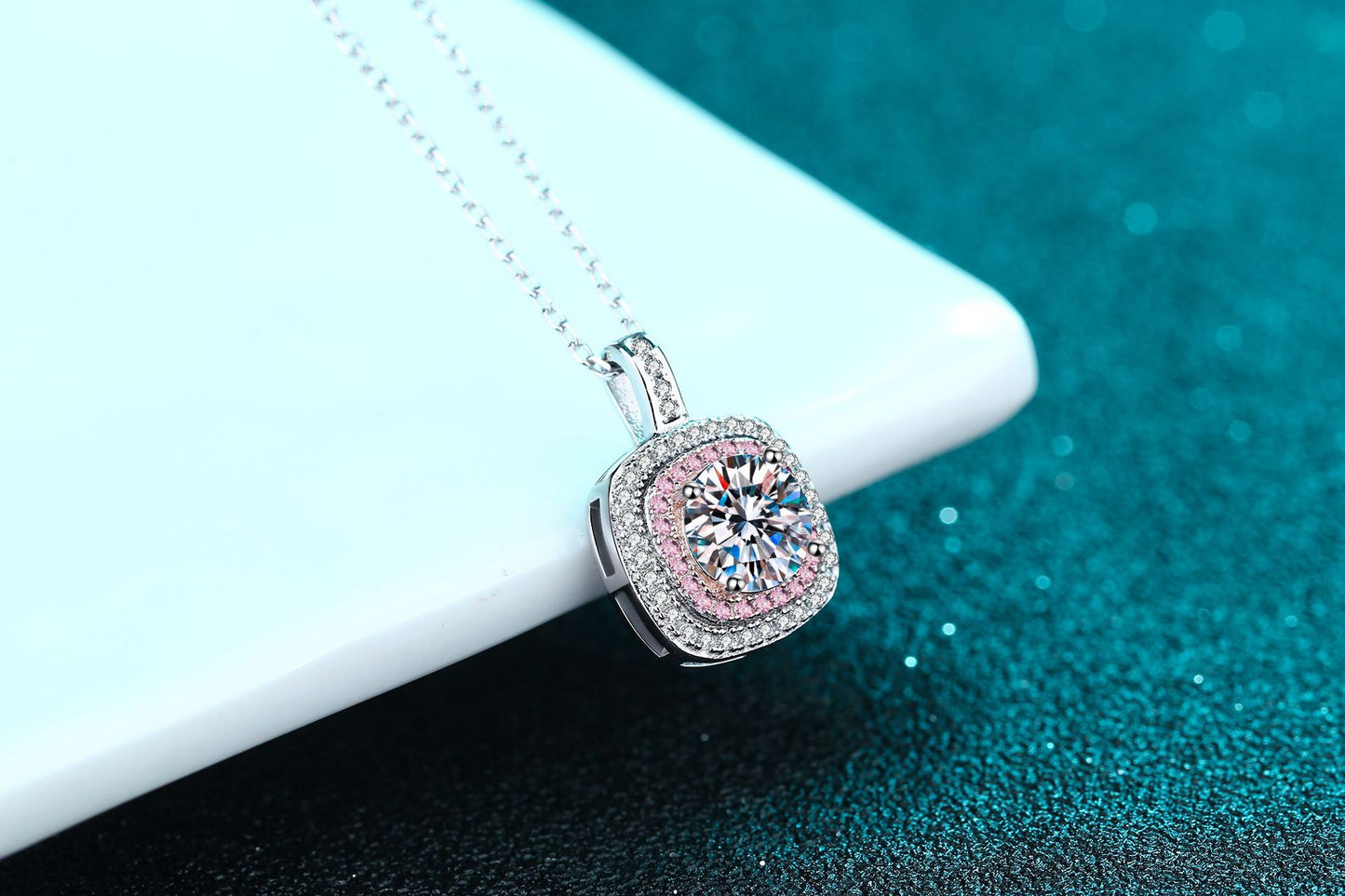 قلادة من حجر الموزانيت بحواف مربعة دقيقة