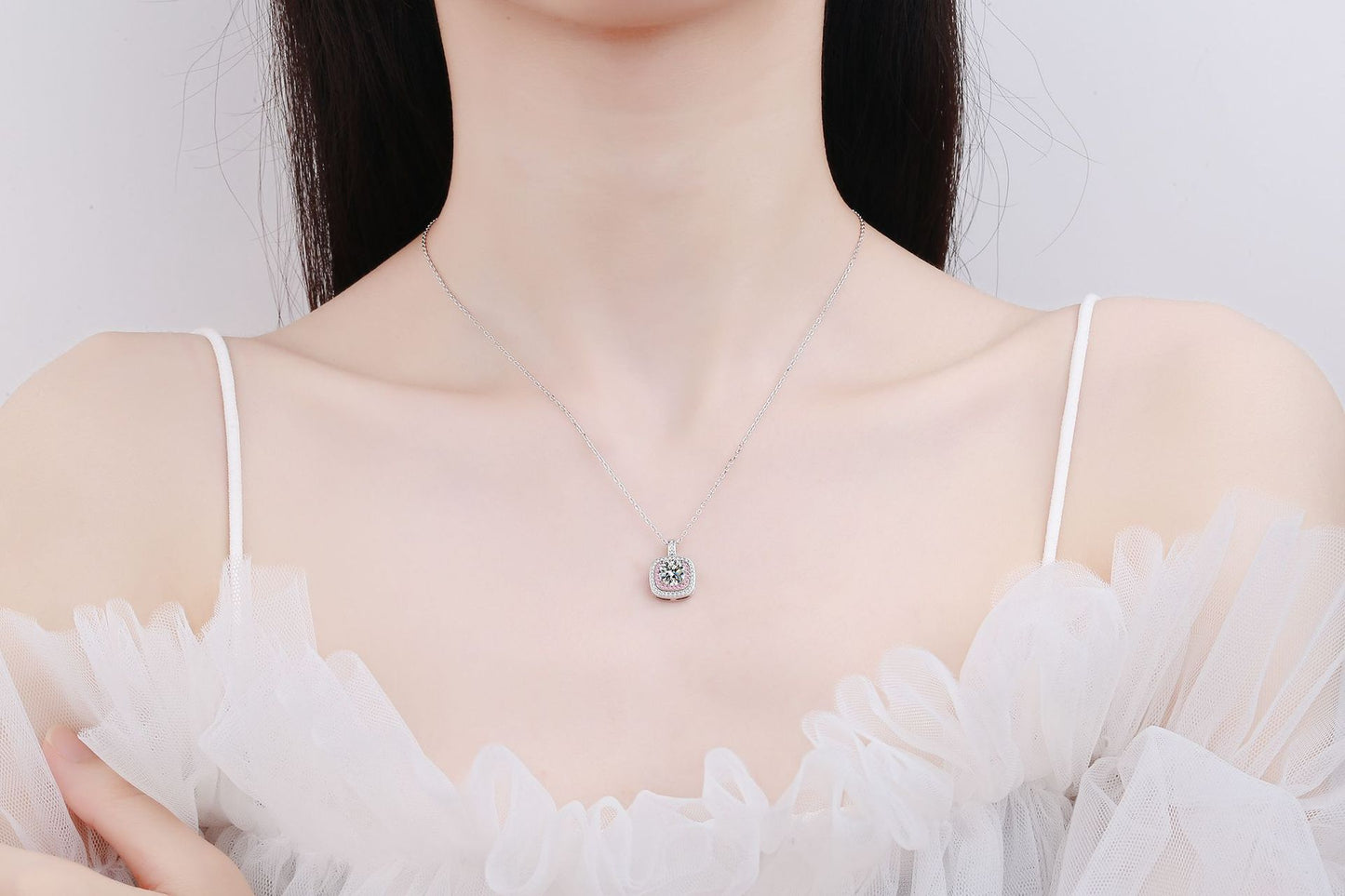 قلادة من حجر الموزانيت بحواف مربعة دقيقة