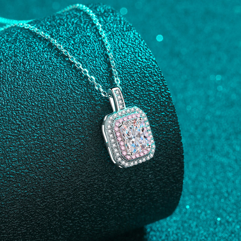 قلادة نسائية من حجر الموزانيت المقطوع بالزمرد