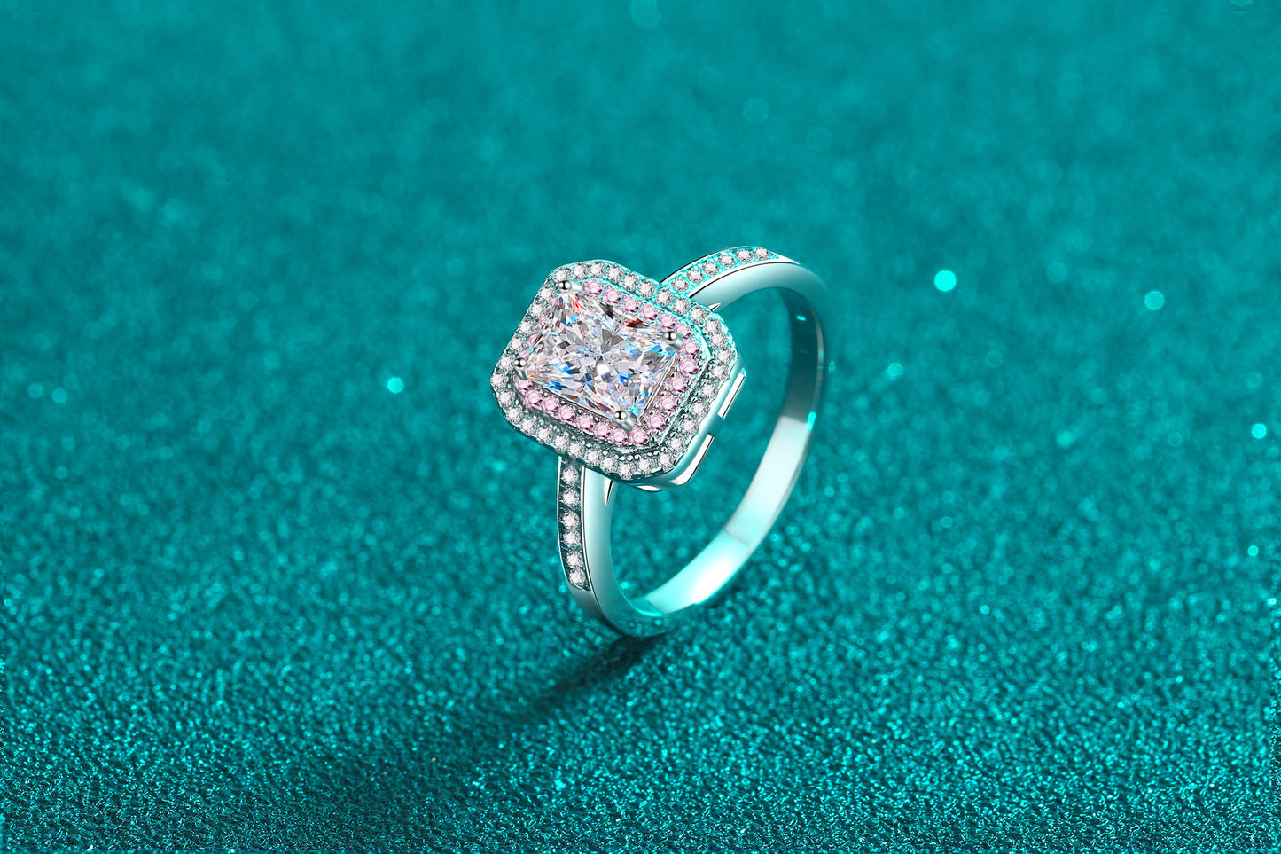 خاتم من الذهب الوردي المرصع بالمواسانيت