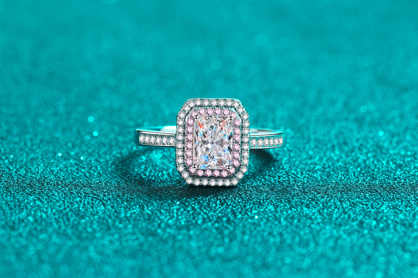 خاتم من الذهب الوردي المرصع بالمواسانيت