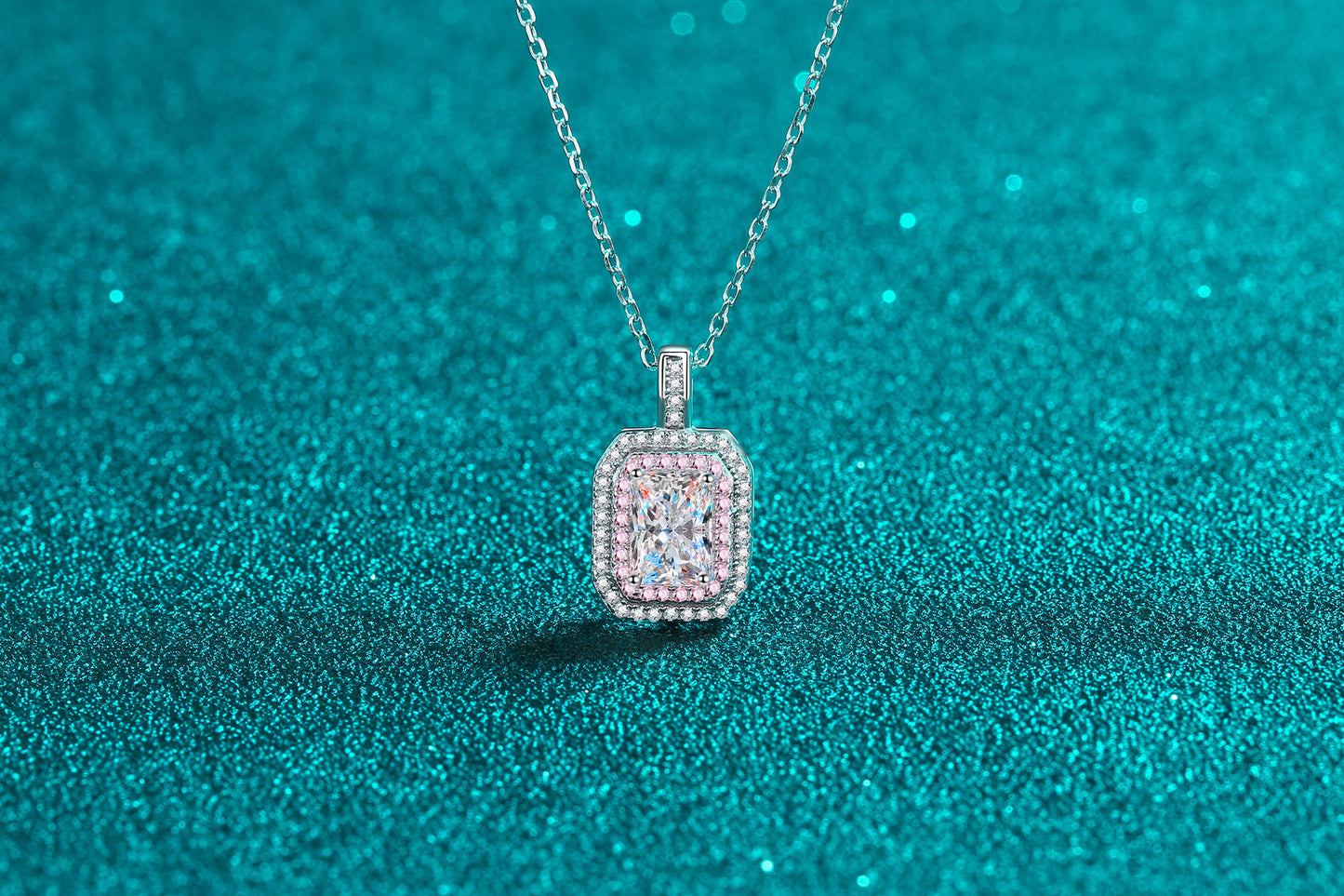 قلادة نسائية من حجر الموزانيت المقطوع بالزمرد