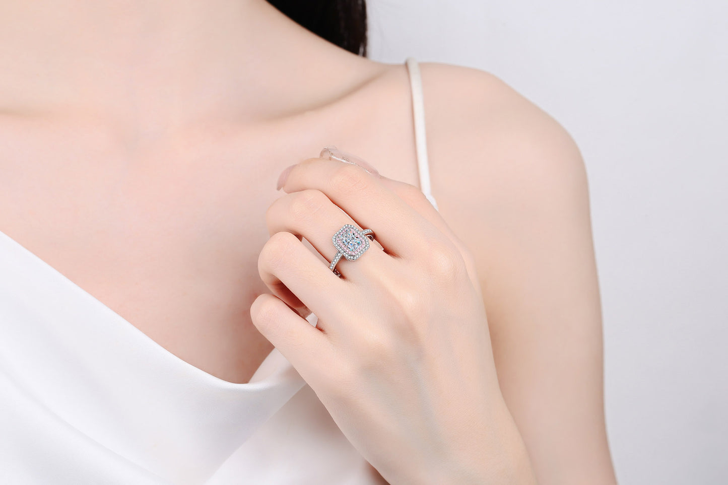 خاتم من الذهب الوردي المرصع بالمواسانيت