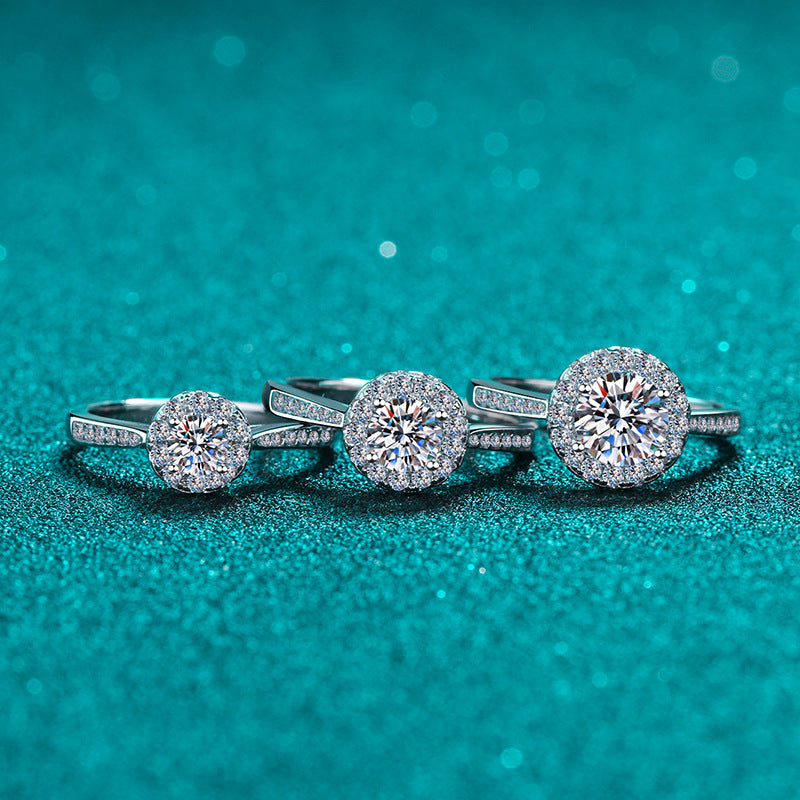 خاتم نسائي من الماس المرصّع بأربعة مخالب وحقيبة دائرية