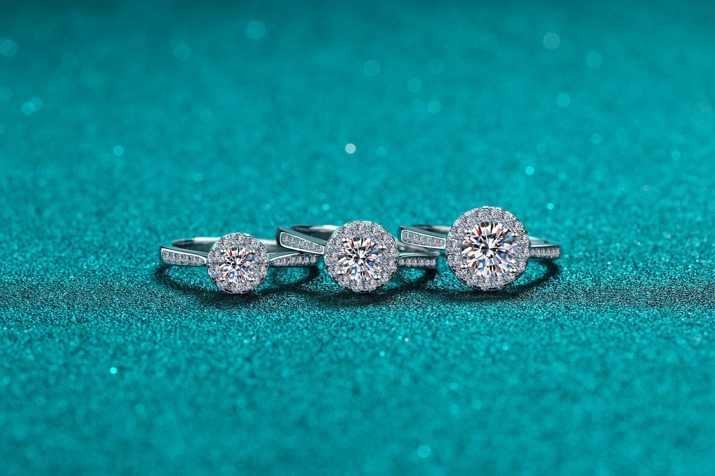 خاتم نسائي من الماس المرصّع بأربعة مخالب وحقيبة دائرية