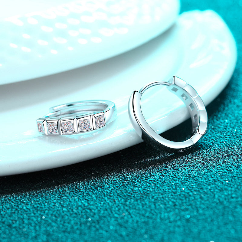 أقراط نسائية من الماس على شكل نصف دائرة مربعة من الموزانيت