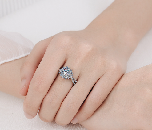 خاتم نسائي من الماس الميسانيت