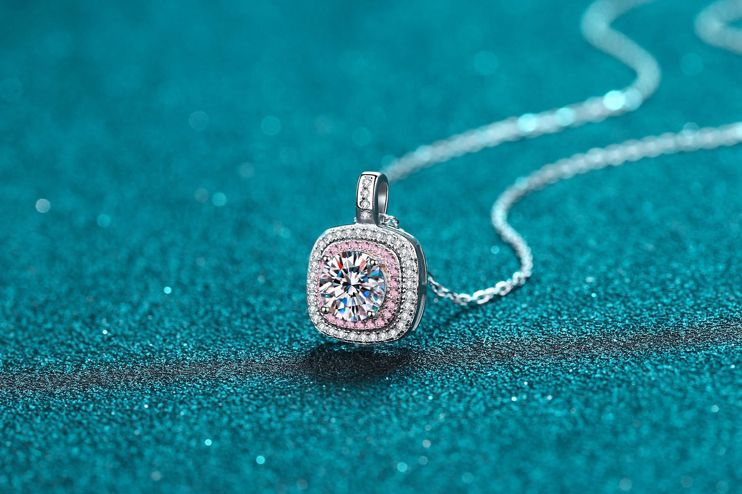 قلادة من حجر الموزانيت بحواف مربعة دقيقة