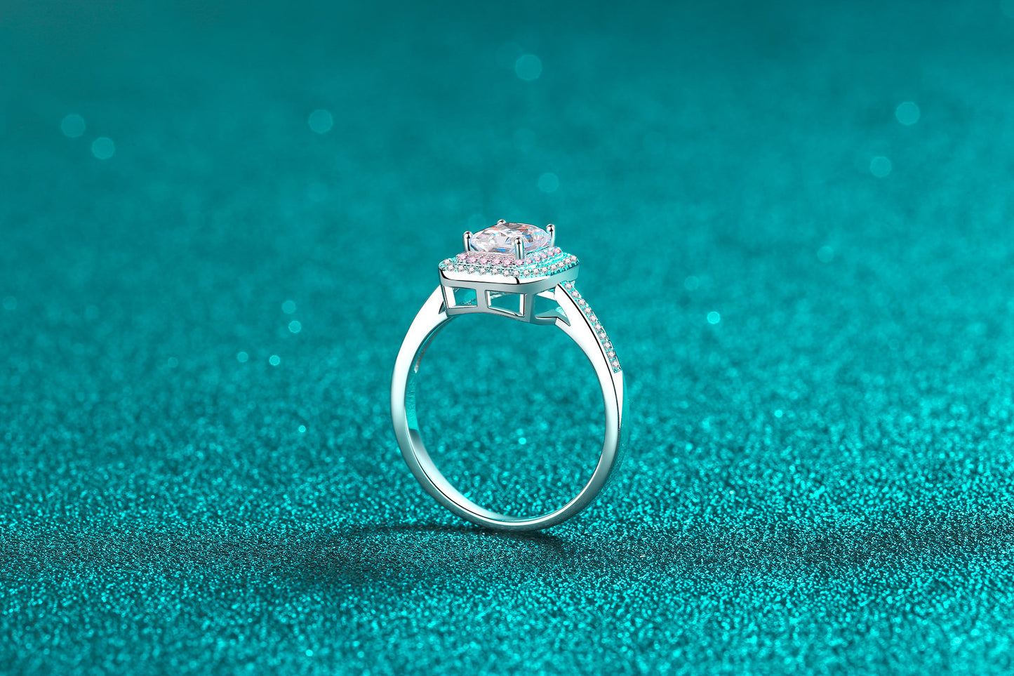 خاتم من الذهب الوردي المرصع بالمواسانيت