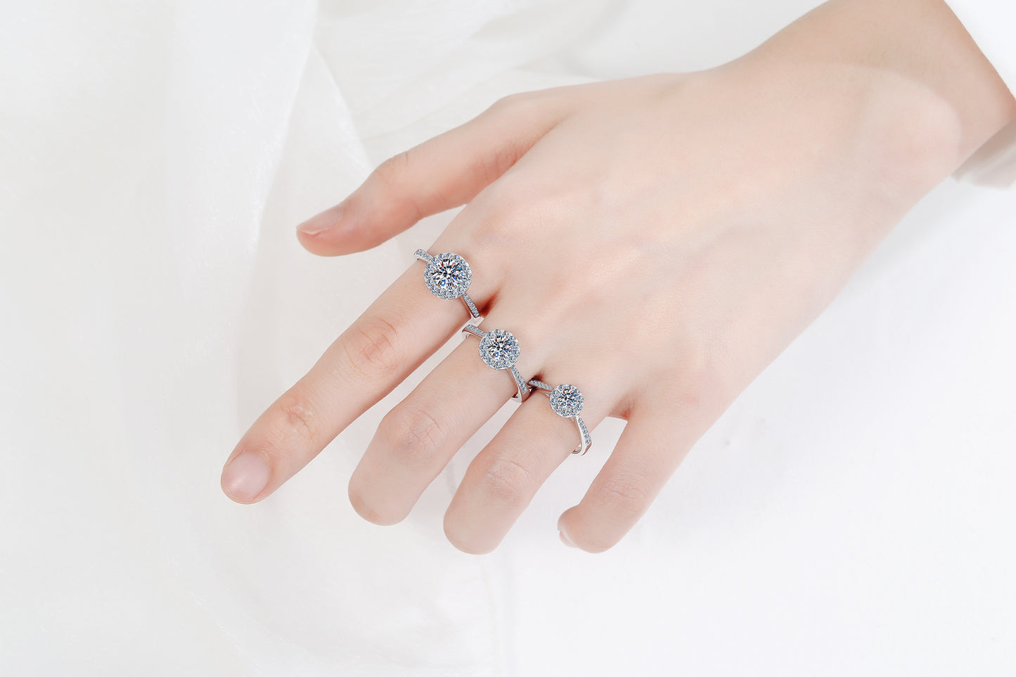 خاتم نسائي من الماس المرصّع بأربعة مخالب وحقيبة دائرية 