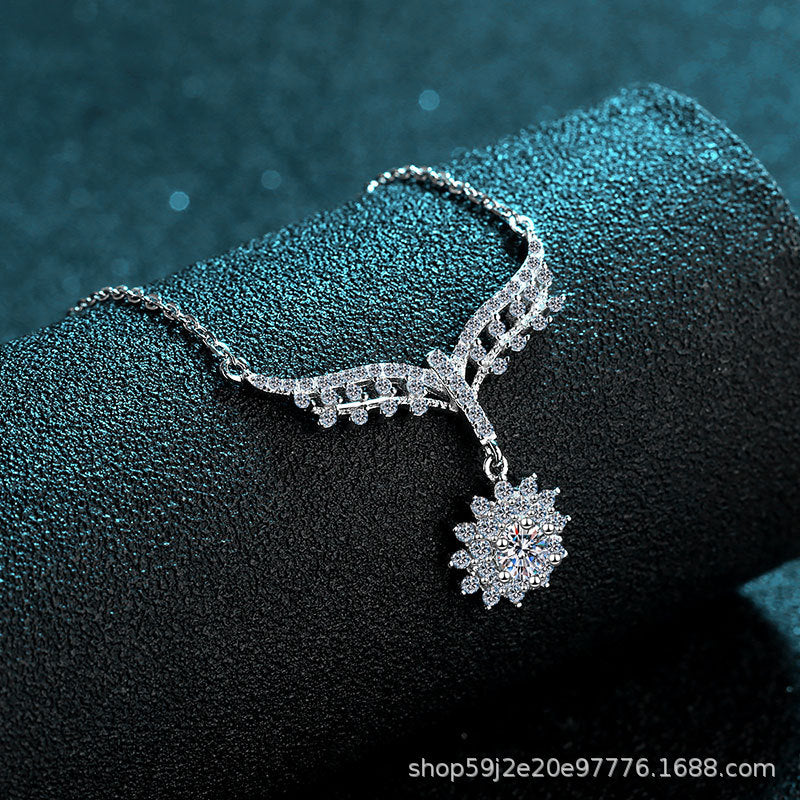 قلادة نسائية من حجر الموزانيت بأربعة مخالب 