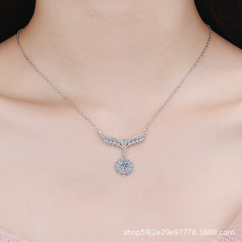 قلادة نسائية من حجر الموزانيت بأربعة مخالب 