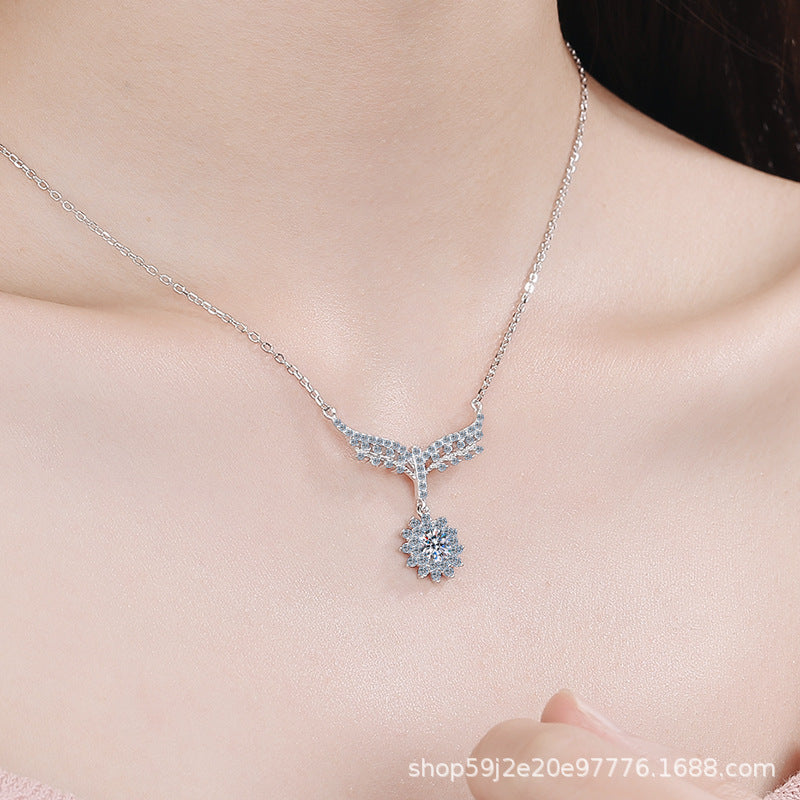 قلادة نسائية من حجر الموزانيت بأربعة مخالب 