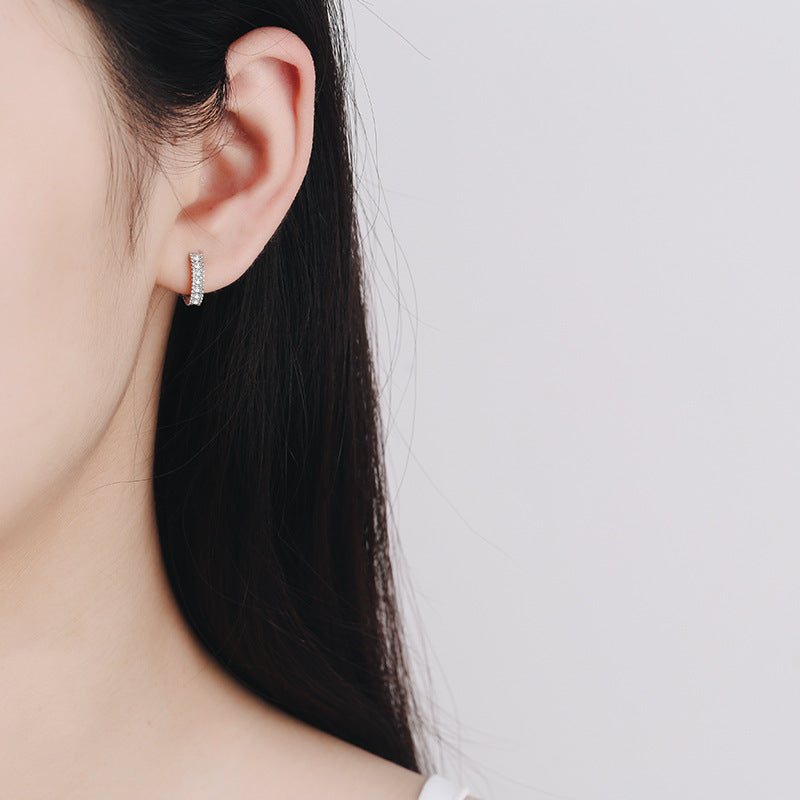 أقراط أذن نسائية مرصعة بحجر الموزانيت بلون D مع خطاف أذن صغير من المجوهرات الطازجة