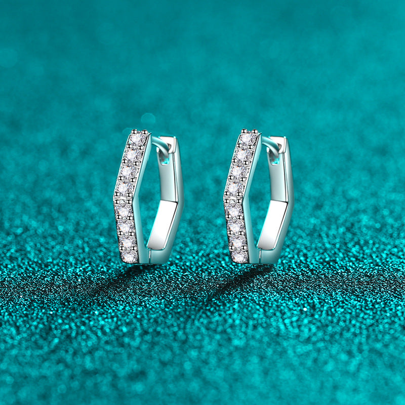 أقراط مويسانيتي ذات صف سداسي من الحفر، بسيطة وعصرية للاستخدام اليومي