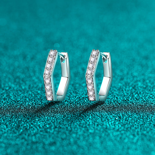 أقراط مويسانيتي ذات صف سداسي من الحفر، بسيطة وعصرية للاستخدام اليومي