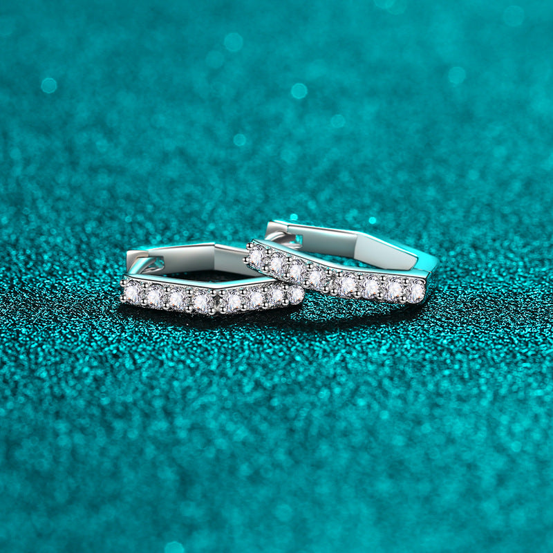 أقراط مويسانيتي ذات صف سداسي من الحفر، بسيطة وعصرية للاستخدام اليومي