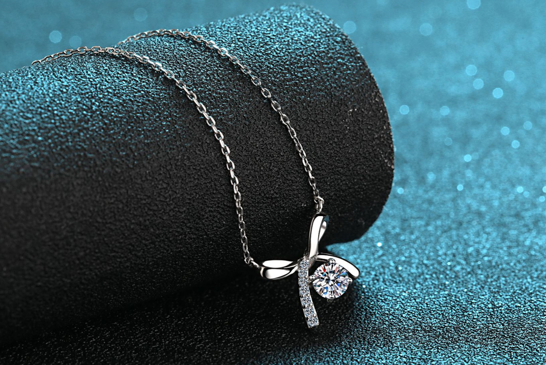 قلادة نسائية من 50 مخلبًا من الماس على شكل قوس من موزان سلسلة الترقوة